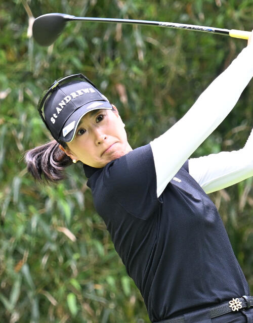 第2日、4番でティーショットを放つ木戸愛（撮影・千葉一成）