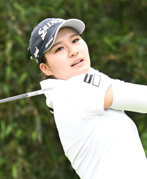 第2日、4番でティーショットを放つ戸髙玲奈（撮影・千葉一成）