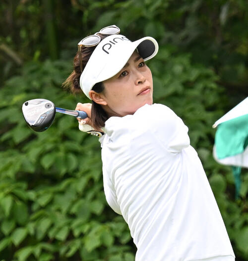 第2日、4番でティーショットを放つ一ノ瀬優（撮影・千葉一成）