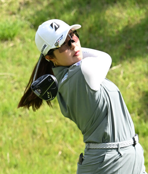 最終日、2番でティーショットを放つ大里桃子(撮影・千葉一成)