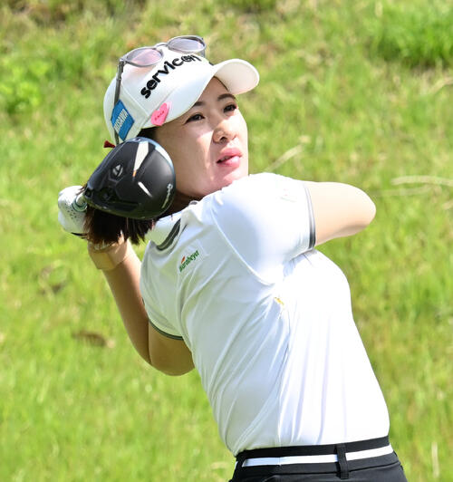 最終日、2番のティーショットに臨む永井花奈(撮影・千葉一成)