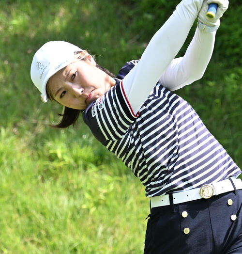 最終日、2番でティーショットを放つ小野ひろむ(撮影・千葉一成)