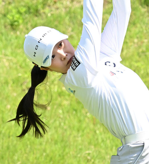 最終日、2番でティーショットを放つ金沢志奈(撮影・千葉一成)