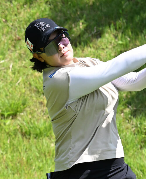 最終日、2番でティーショットを放つ川岸史果(撮影・千葉一成)