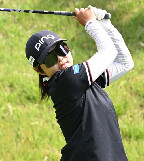 最終日、2番でティーショットを放つ宮沢美咲(撮影・千葉一成)