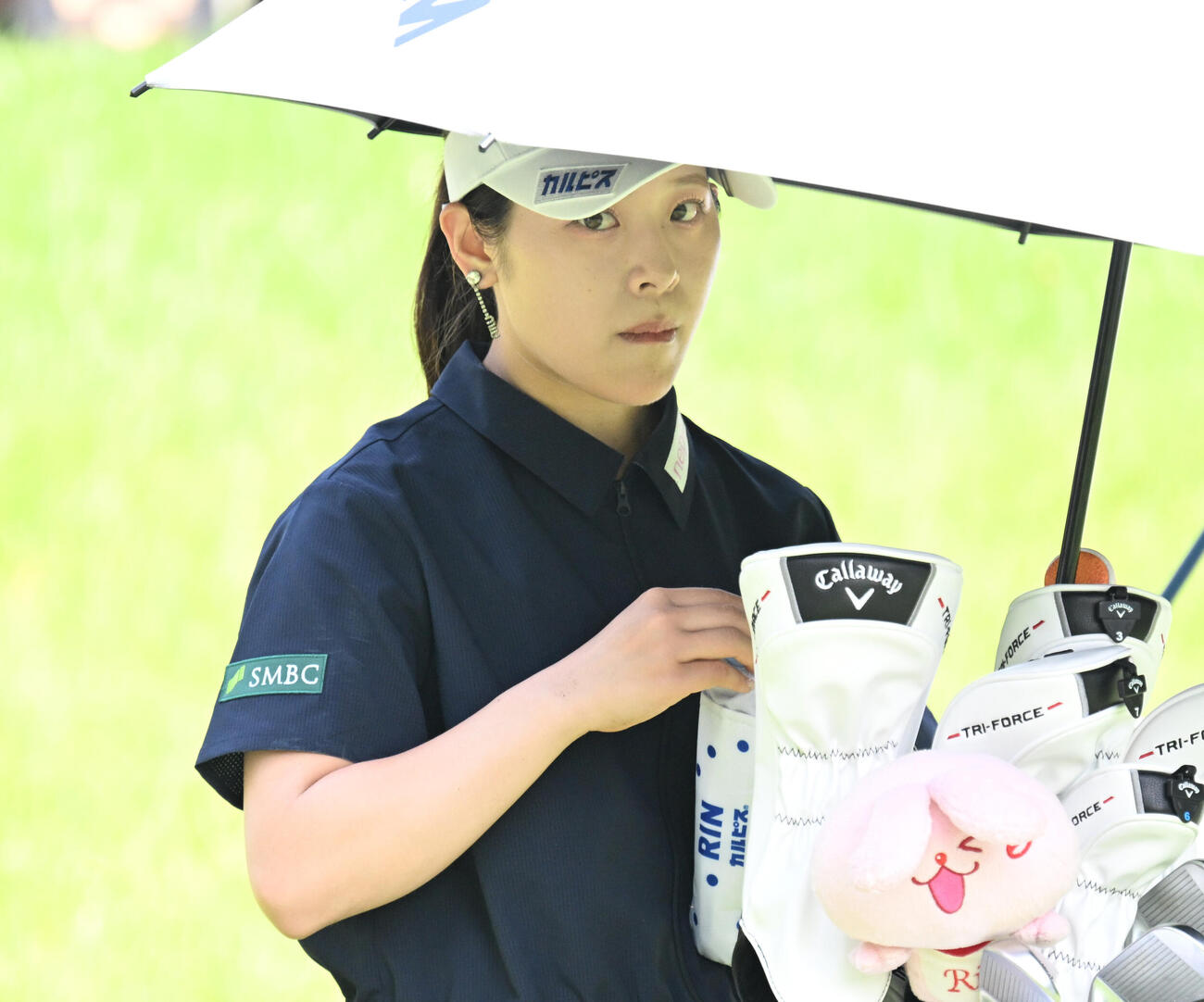 最終日、2番で第2打目を前に水分補給する吉田鈴（撮影・千葉一成）