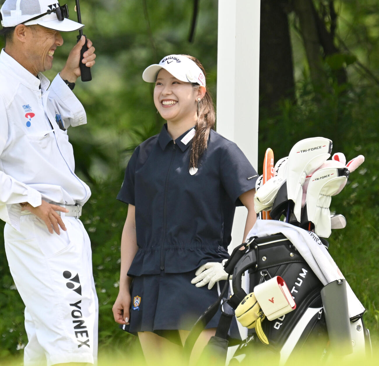 最終日、3番でティーショットを前にキャディーと談笑する吉田鈴（撮影・千葉一成）
