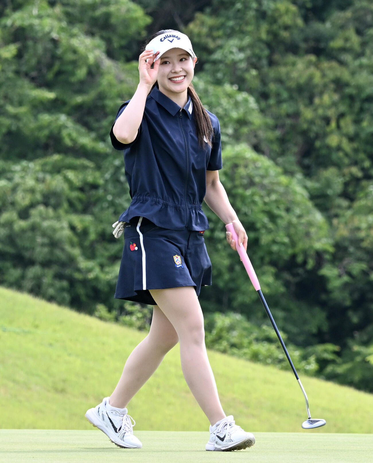 通算8アンダーで初優勝し、ギャラリーの歓声に笑顔で応える吉田鈴（撮影・千葉一成）