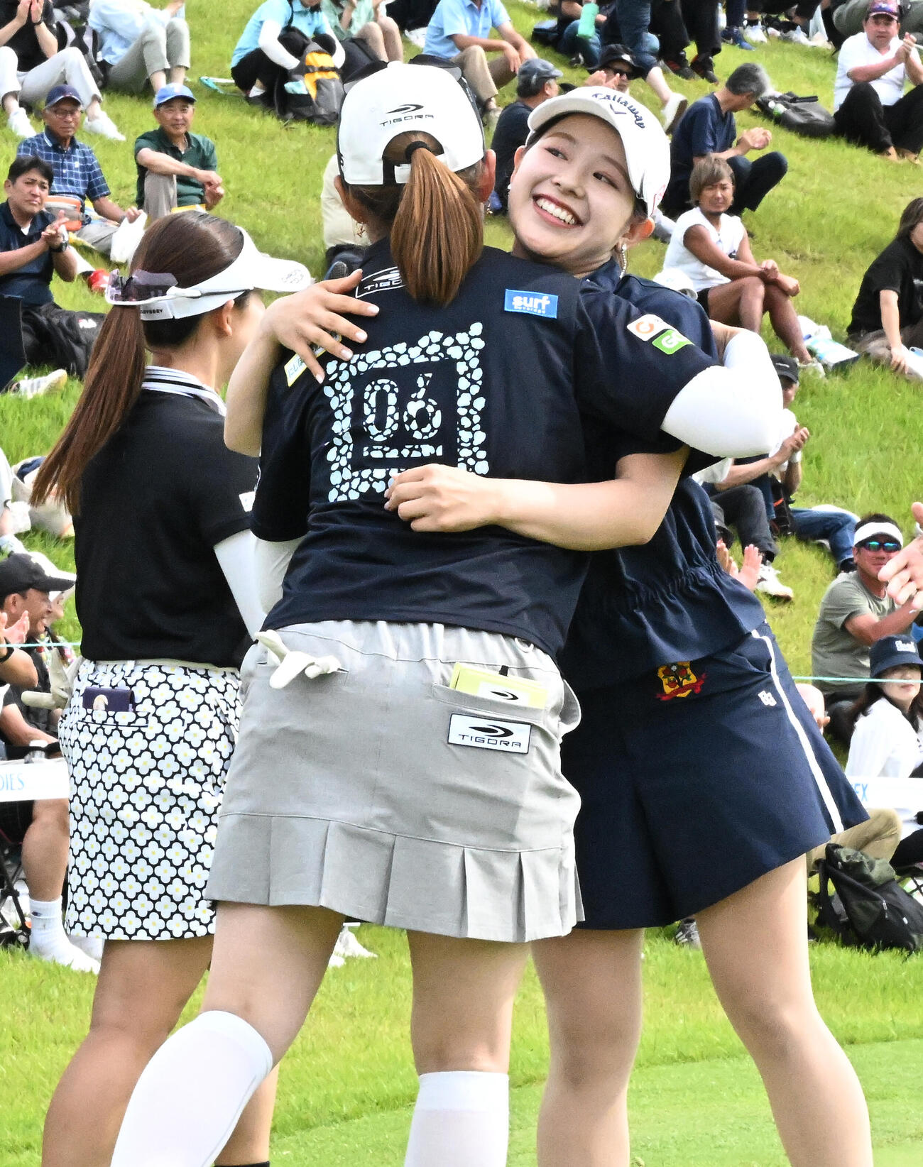 通算8アンダーで初優勝し、同組の中沢瑠来（左）から祝福される吉田鈴（撮影・千葉一成）