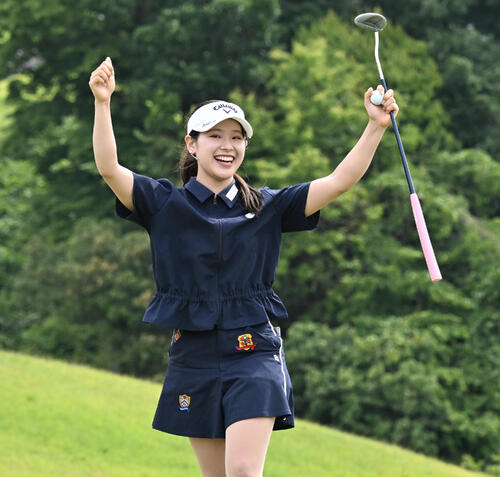 通算8アンダーでツアー初優勝を決め、ウイニングボールを手に喜ぶ吉田鈴(撮影・千葉一成)