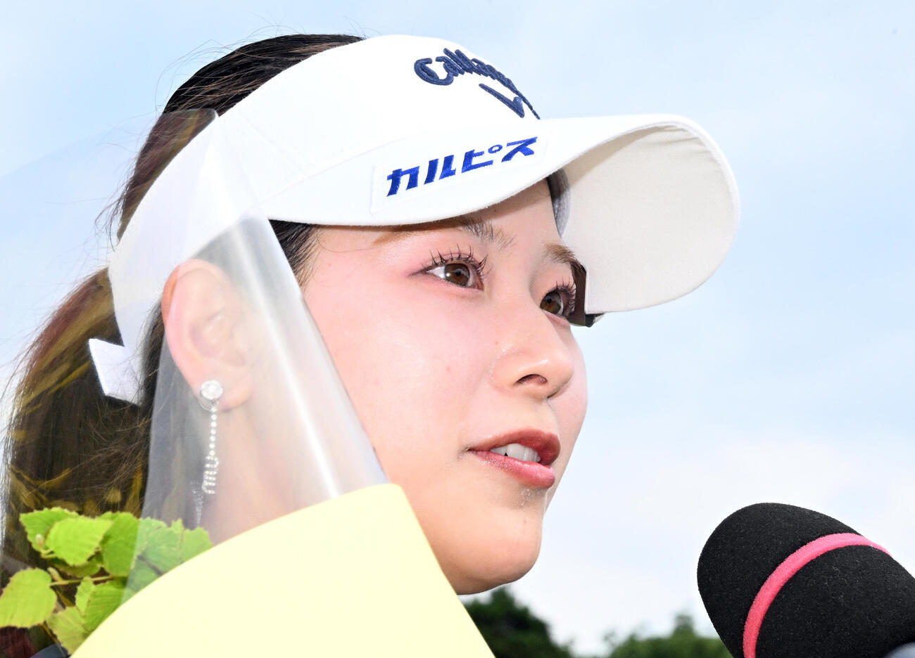 通算8アンダーで初優勝を決め、インタビューに応える吉田鈴（撮影・千葉一成）＝2026年6月7日