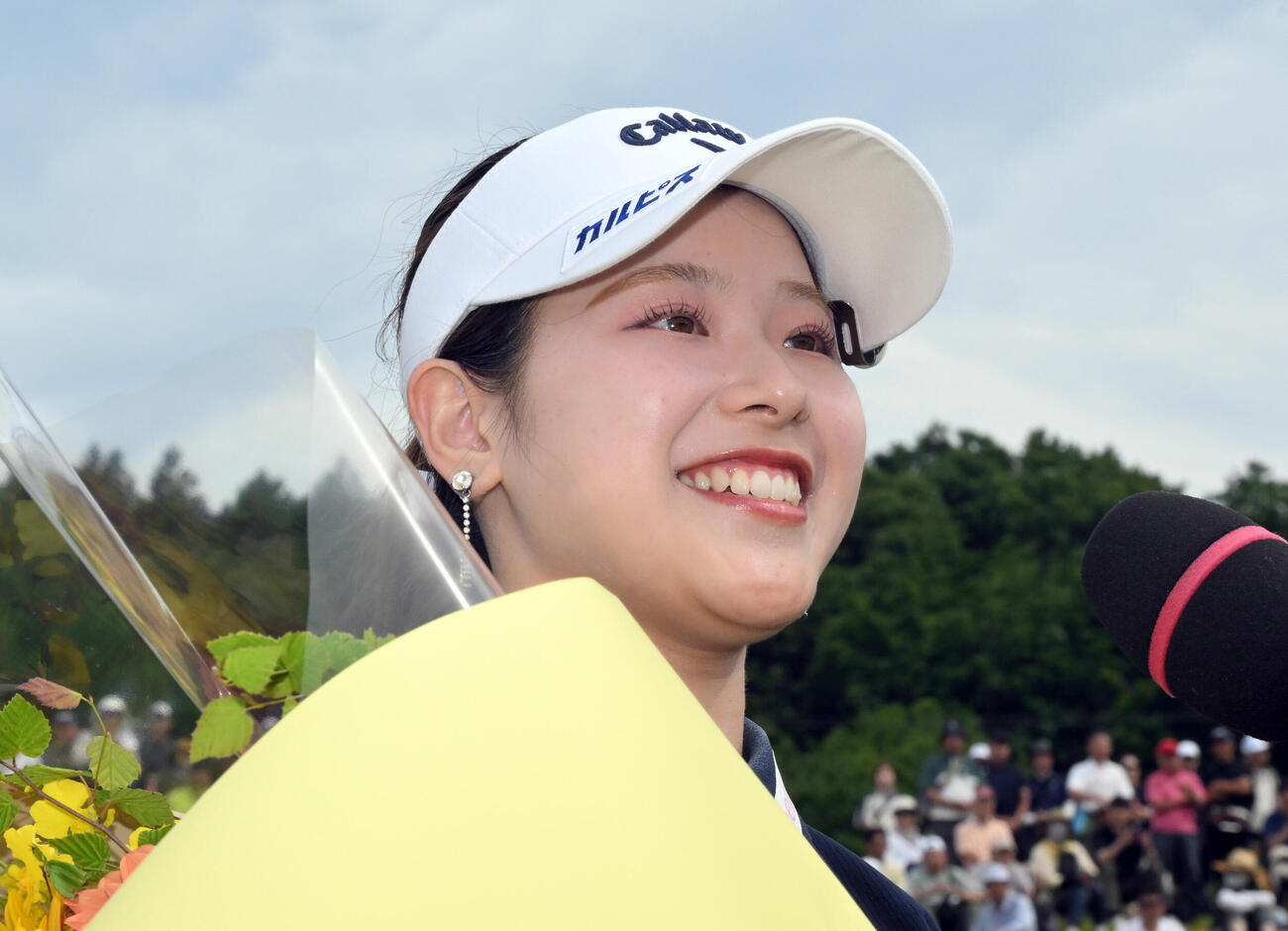 通算8アンダーで初優勝を決め、インタビューに応える吉田鈴（撮影・千葉一成）＝2026年6月7日