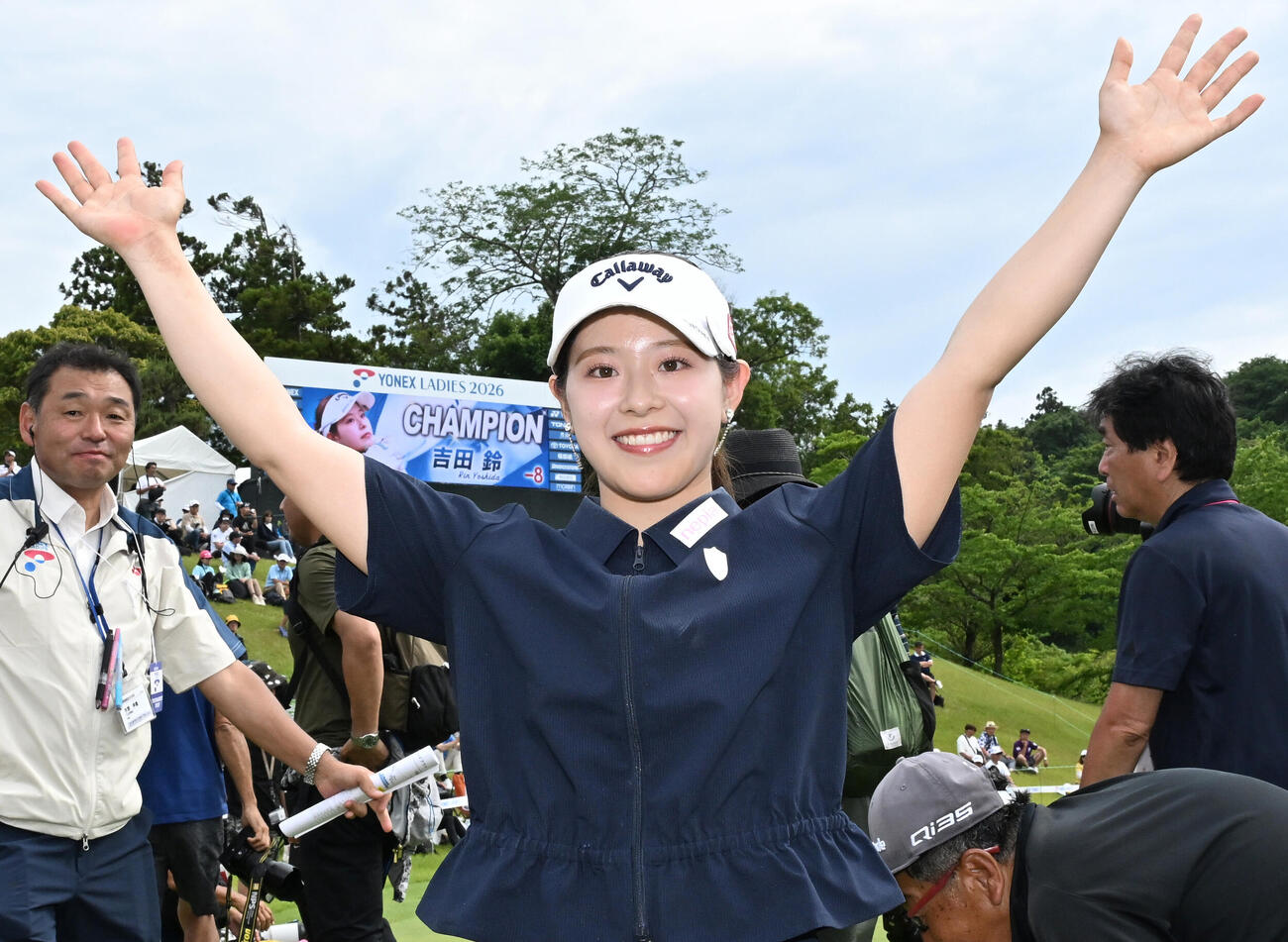通算8アンダーで初優勝を決め、贈られた花束を手に笑顔を見せる両手を広げ喜ぶ吉田鈴（撮影・千葉一成）＝2026年6月7日