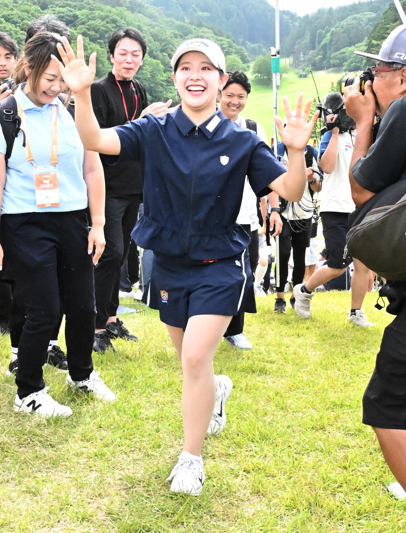 通算8アンダーで初優勝を決め、関係者からの祝福の出迎えに笑顔を見せる（撮影・千葉一成）＝2026年6月7日