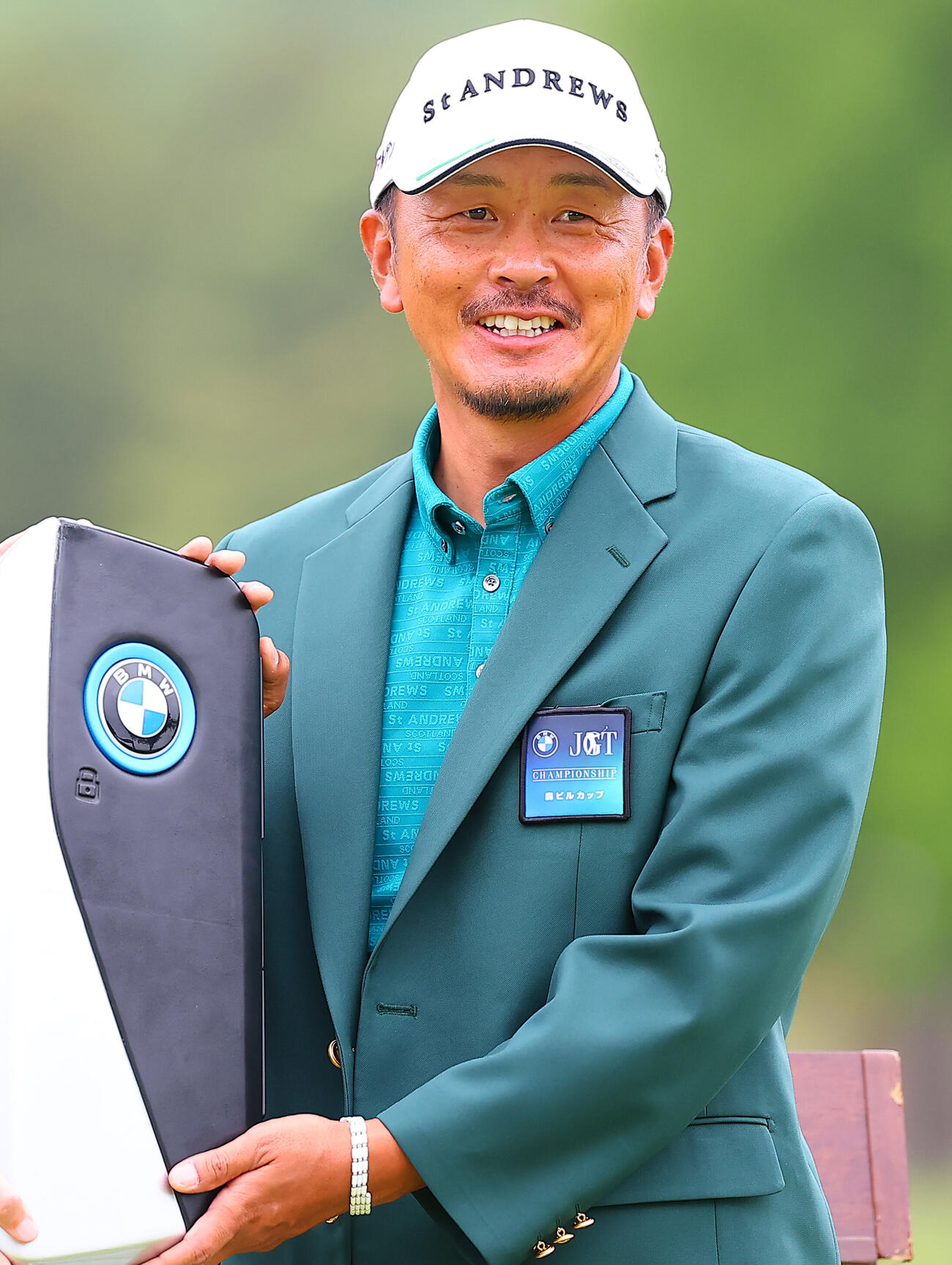 BMW日本ツアー選手権森ビル杯　優勝し、副賞のBMWX6のジャンボキーを贈られ笑顔をみせる岩田寛（撮影・野上伸悟）