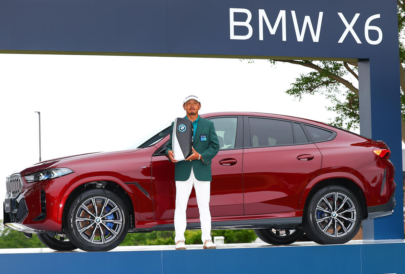 BMW日本ツアー選手権森ビル杯　優勝し副賞のBMW X6を贈られる岩田寛（撮影・野上伸悟）