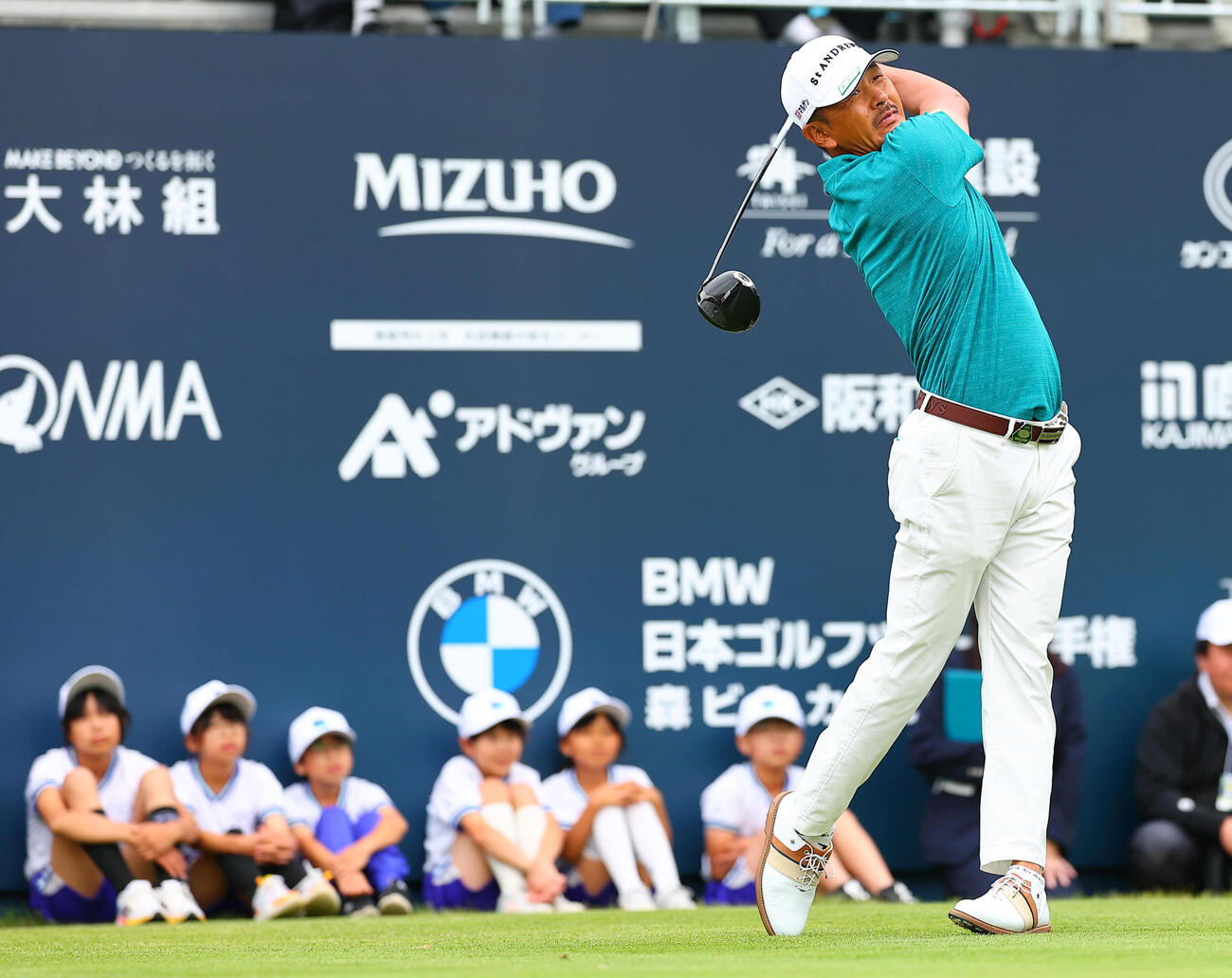 BMW日本ツアー選手権森ビル杯　1番、第1打を放つ岩田寛（撮影・野上伸悟）