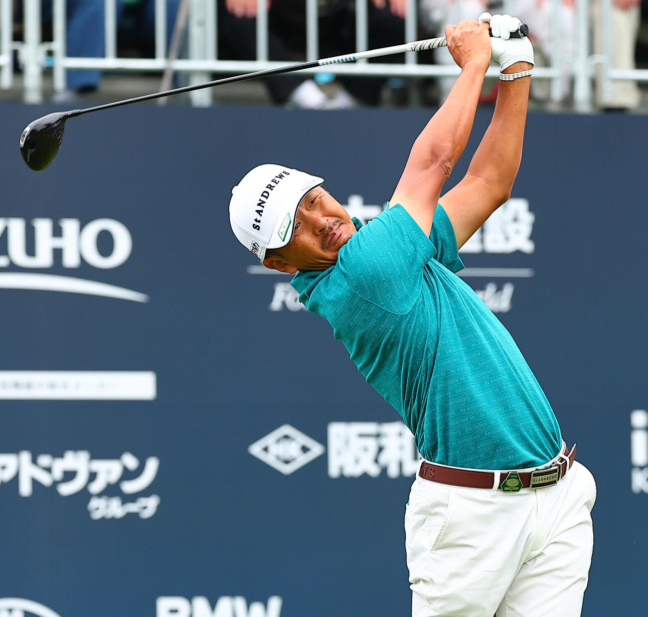 BMW日本ツアー選手権森ビル杯　1番、第1打を放つ岩田寛（撮影・野上伸悟）