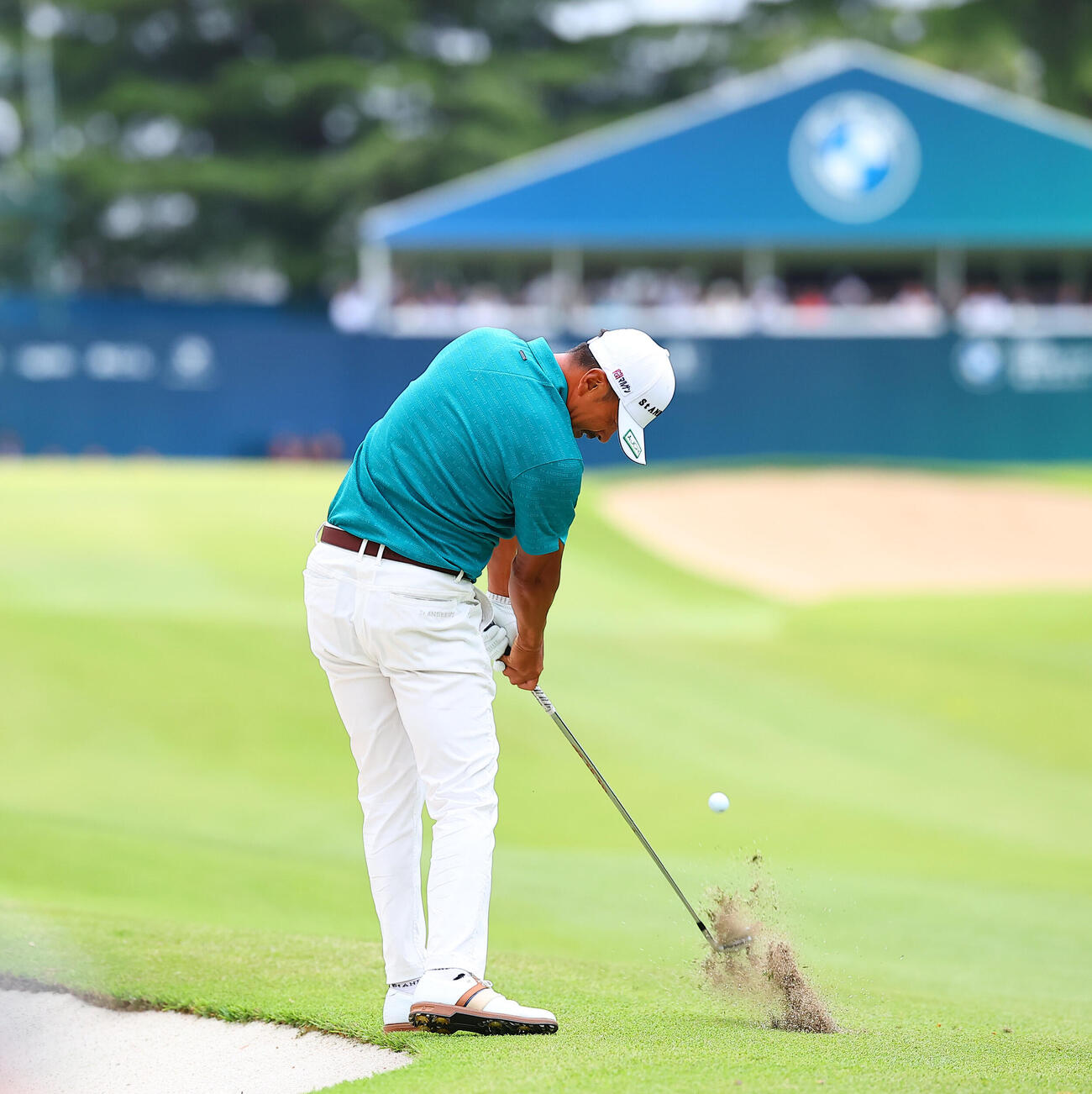 BMW日本ツアー選手権森ビル杯　プレーオフ1ホール目の18番で第2打を放つ岩田寛（撮影・野上伸悟）＝2026年6月7日