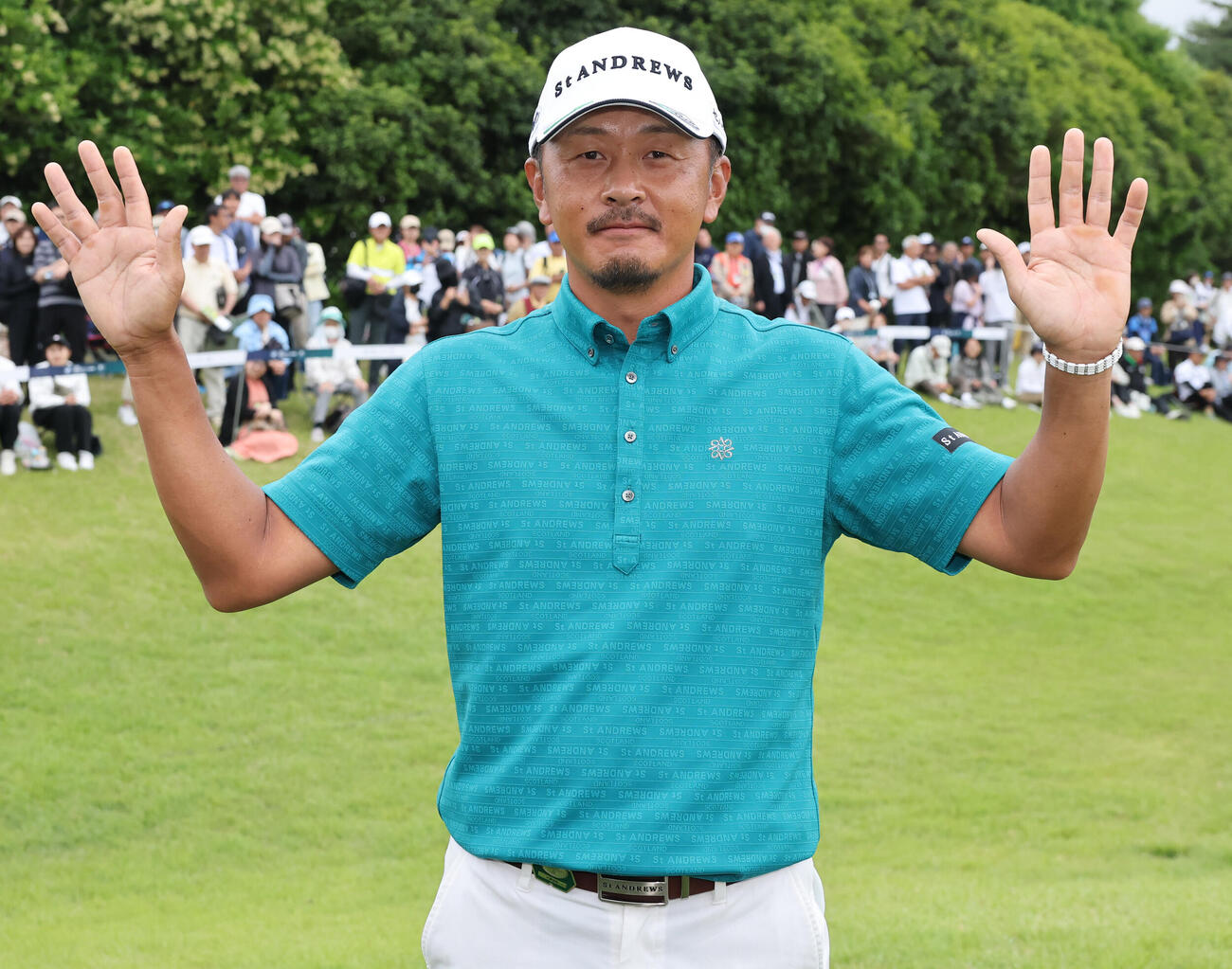 BMW日本ツアー選手権森ビル杯　優勝し喜ぶ岩田寛（撮影・野上伸悟）＝2026年6月7日
