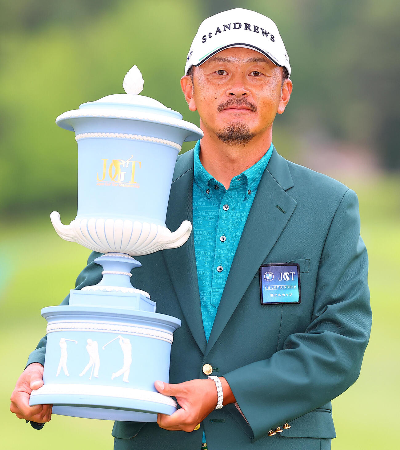 BMW日本ツアー選手権森ビル杯　優勝し、選手権杯を手に笑顔をみせる岩田寛（撮影・野上伸悟）