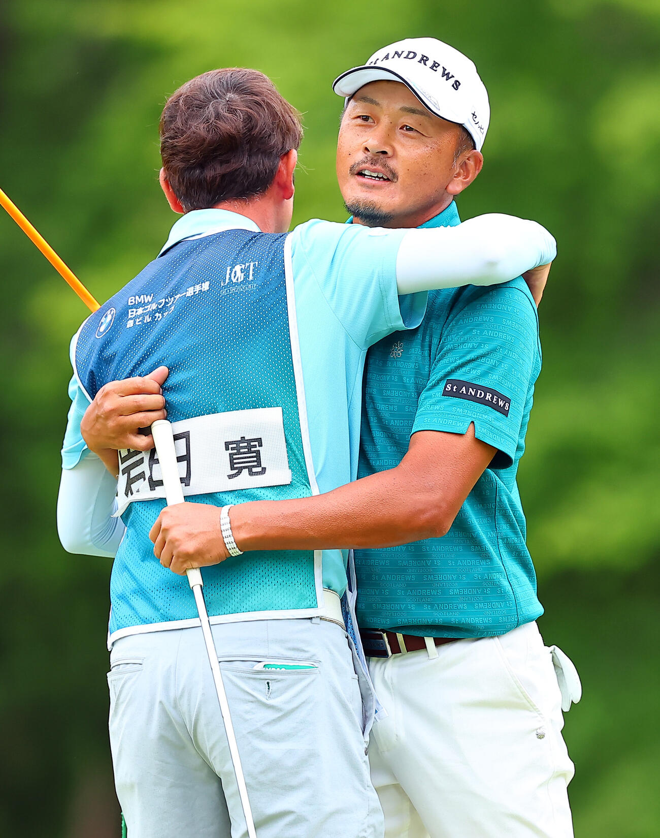 BMW日本ツアー選手権森ビル杯　プレーオフの1ホール目の18番で、ウイニングパットのバーディーを決めキャディーと喜ぶ岩田寛（撮影・野上伸悟）
