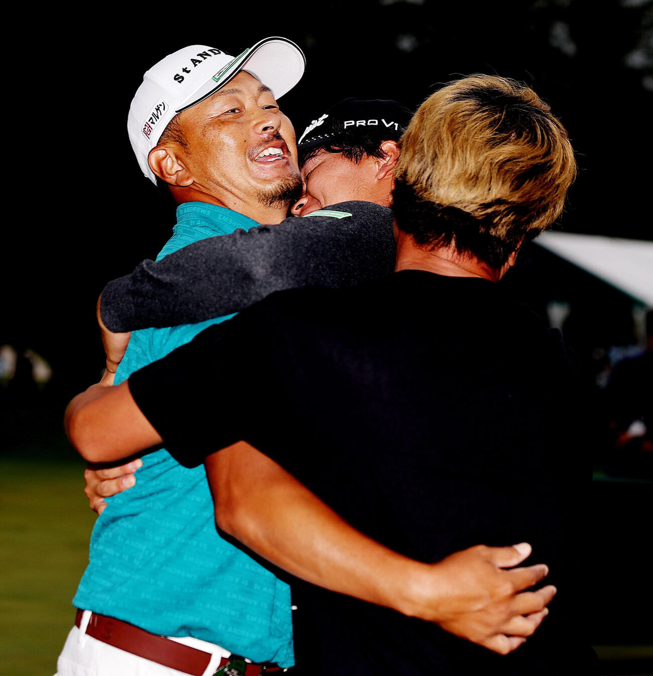BMW日本ツアー選手権森ビル杯　優勝し、関係者と喜ぶ岩田寛（撮影・野上伸悟）