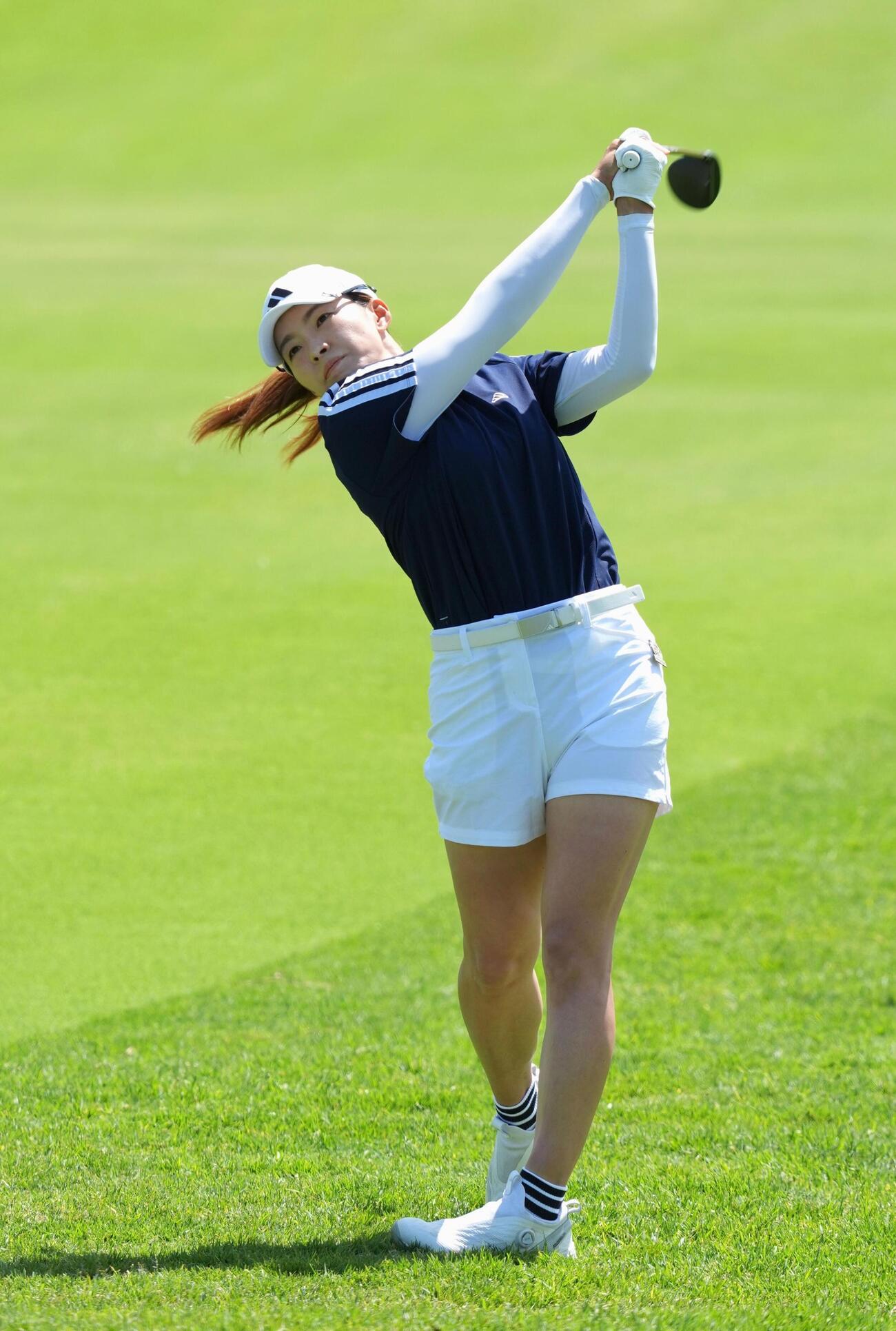 最終ラウンド、2番で第2打を放つ渋野日向子。通算イーブンパーの17位＝リビエラCC（共同）