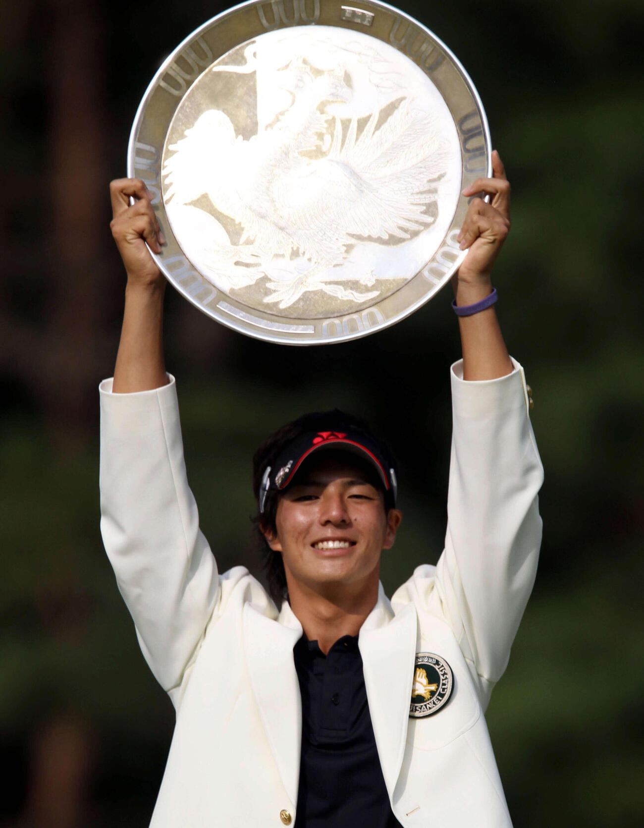 2010年9月5日　フジサンケイクラシック最終日　表彰式で優勝プレートを掲げる石川遼