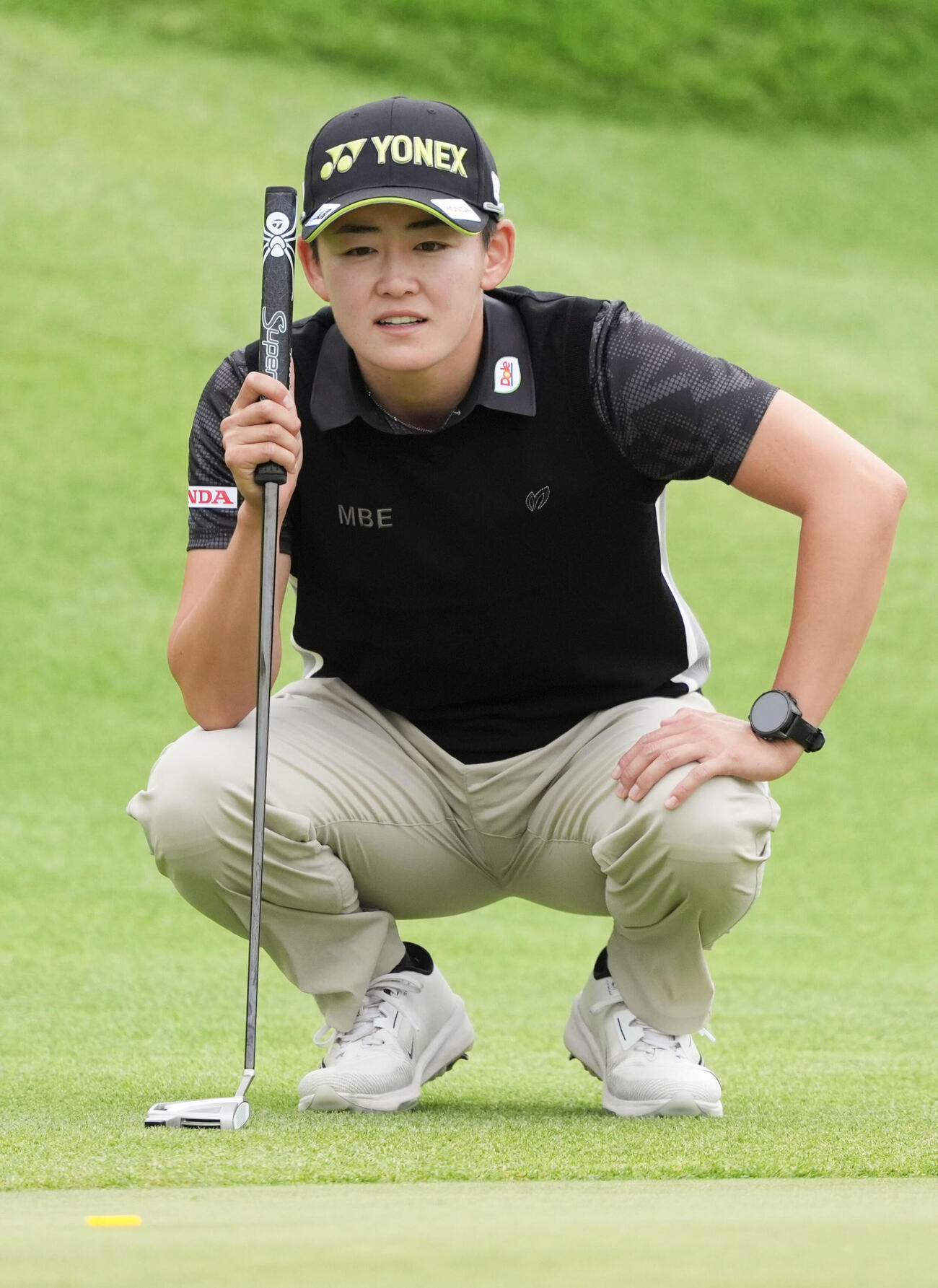 最終ラウンド、2番でラインを読む岩井明愛。通算6オーバーで45位＝リビエラCC（共同）