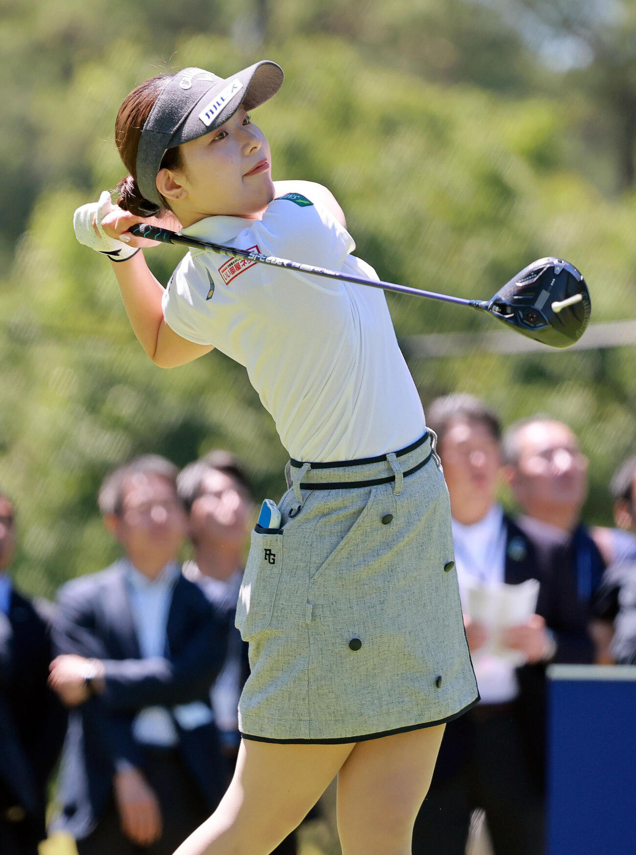 プロアマ戦でティーショットを放つ吉田鈴（撮影・上山淳一）