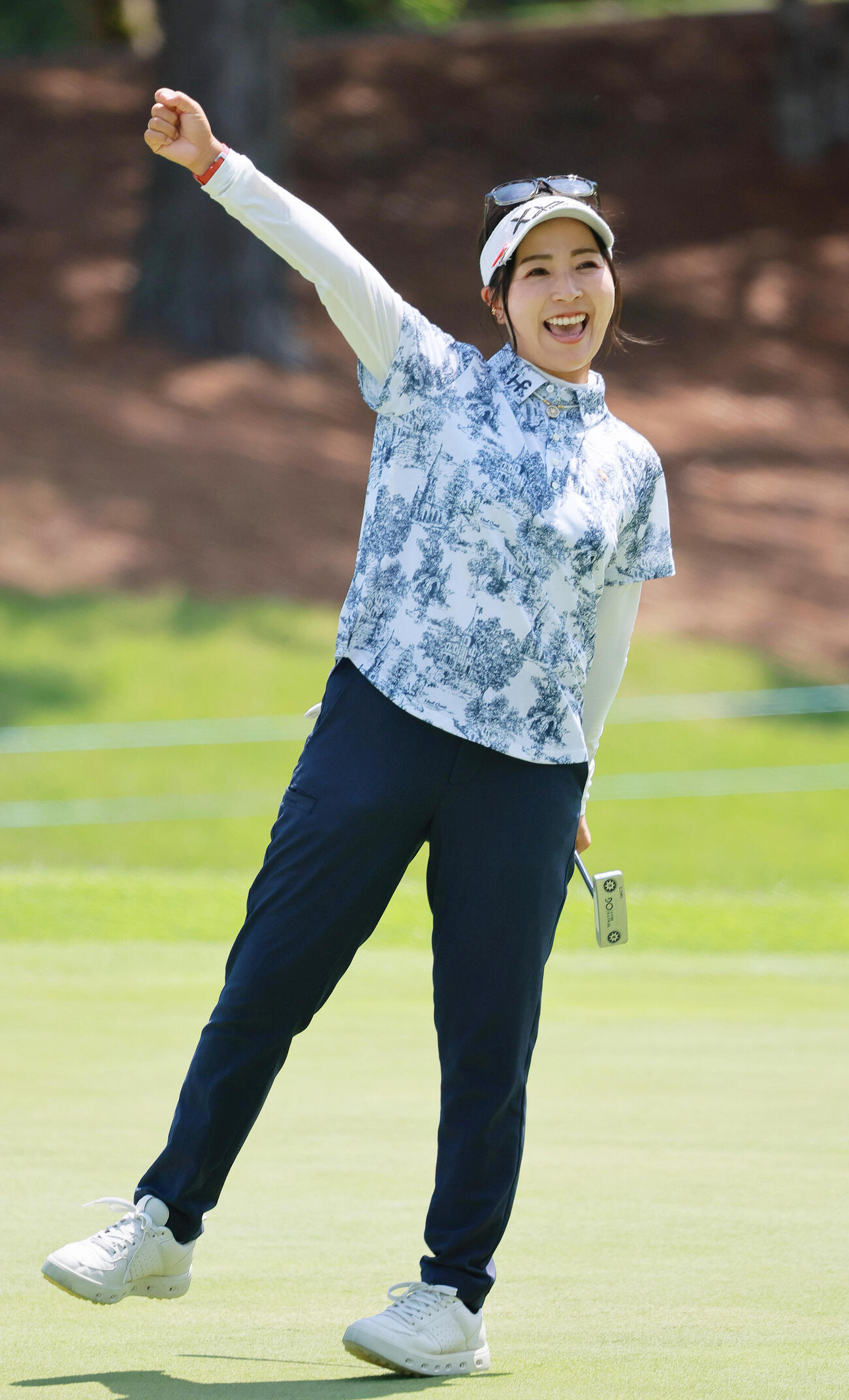 プロアマ戦でガッツポーズを決める青木瀬令奈（撮影・上山淳一）