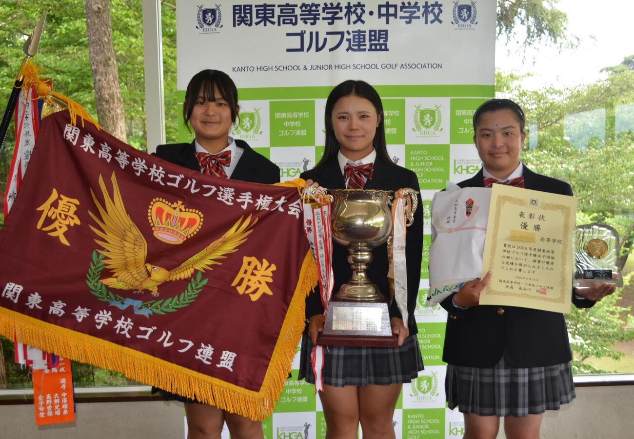 女子で初優勝した第一学院。左から飯田柚月、仁科優花、安藤絹