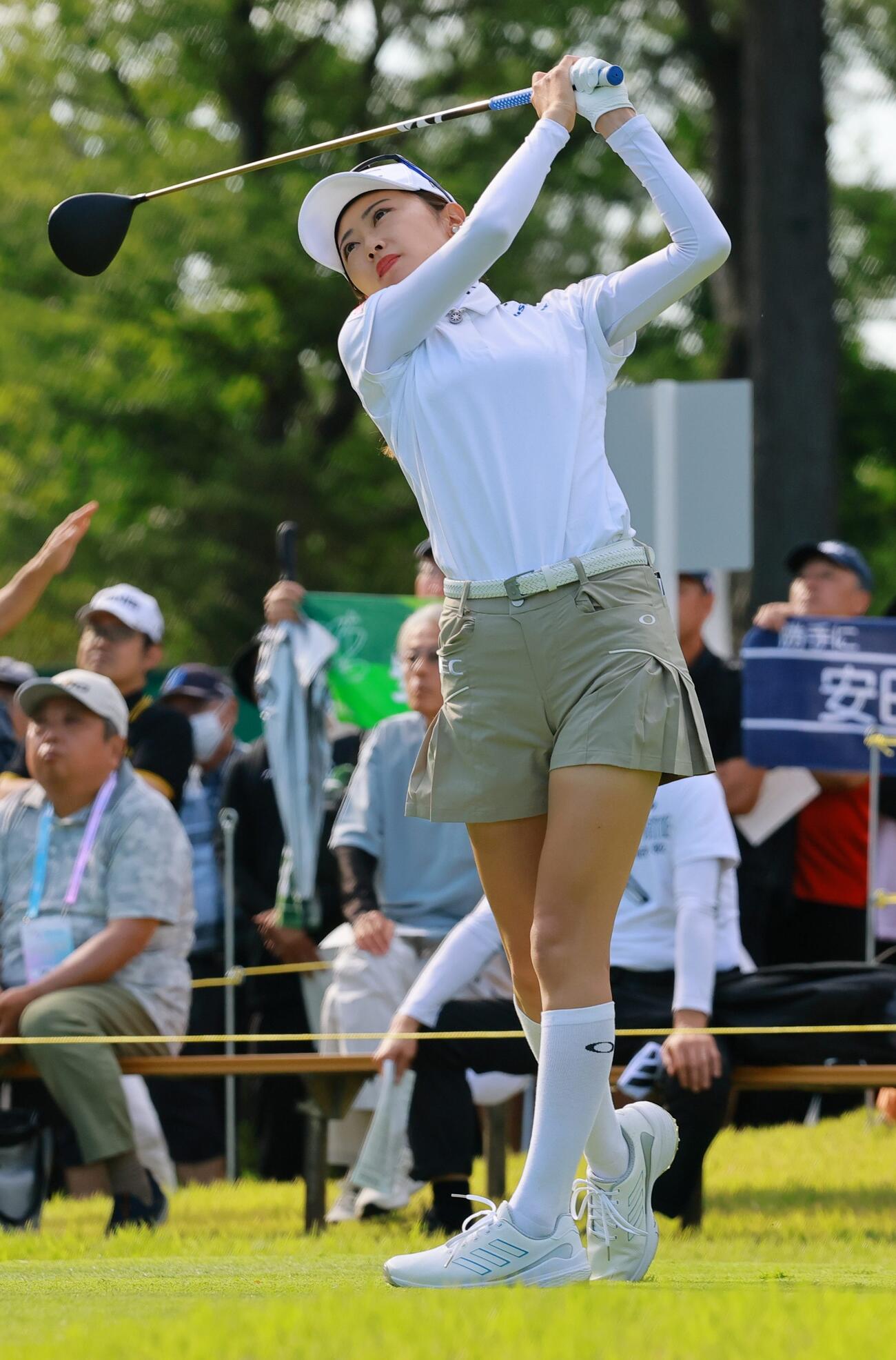 10番、ティーショットを放つ安田祐香（撮影・上山淳一）