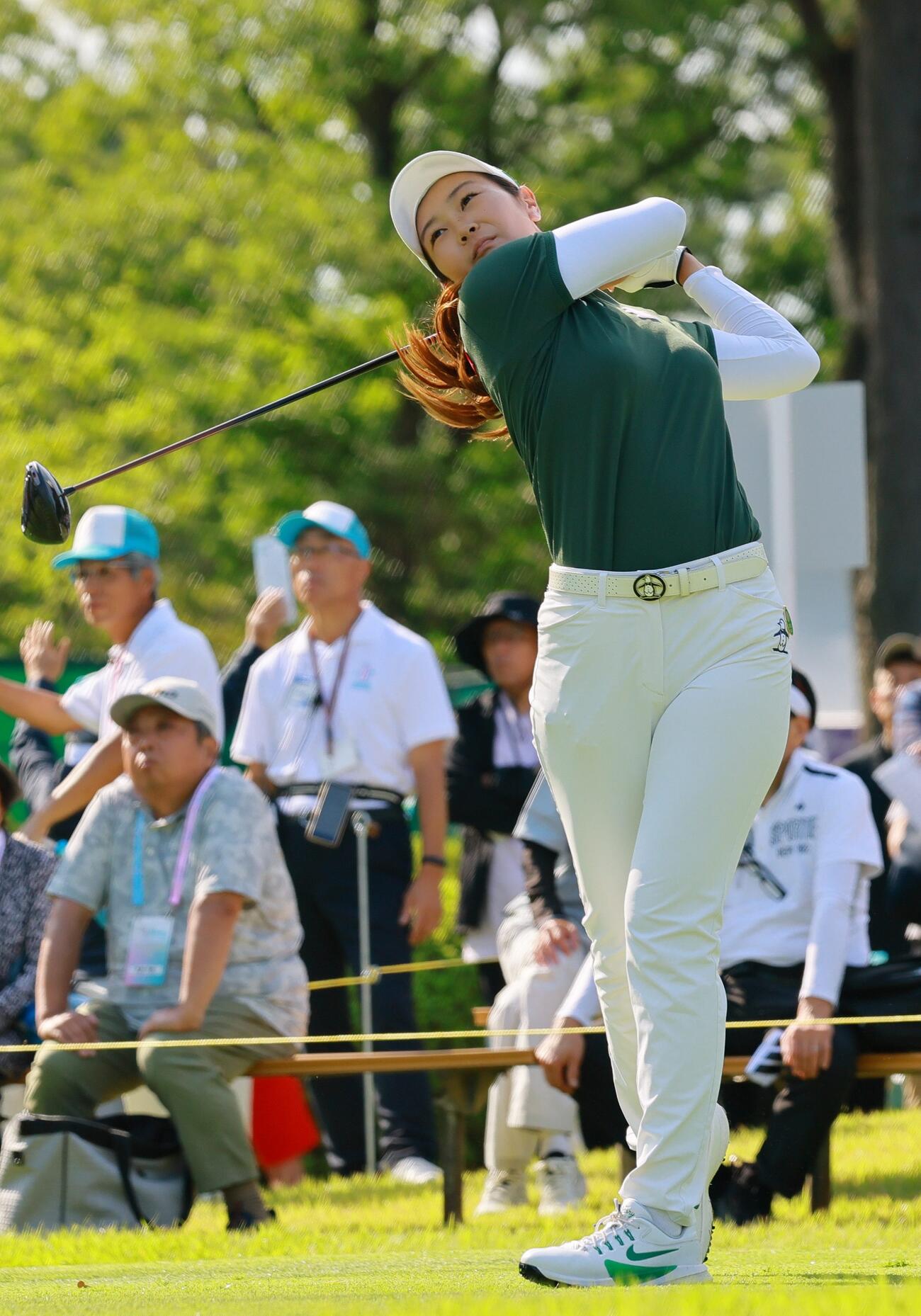 10番、ティーショットを放つ神谷そら（撮影・上山淳一）