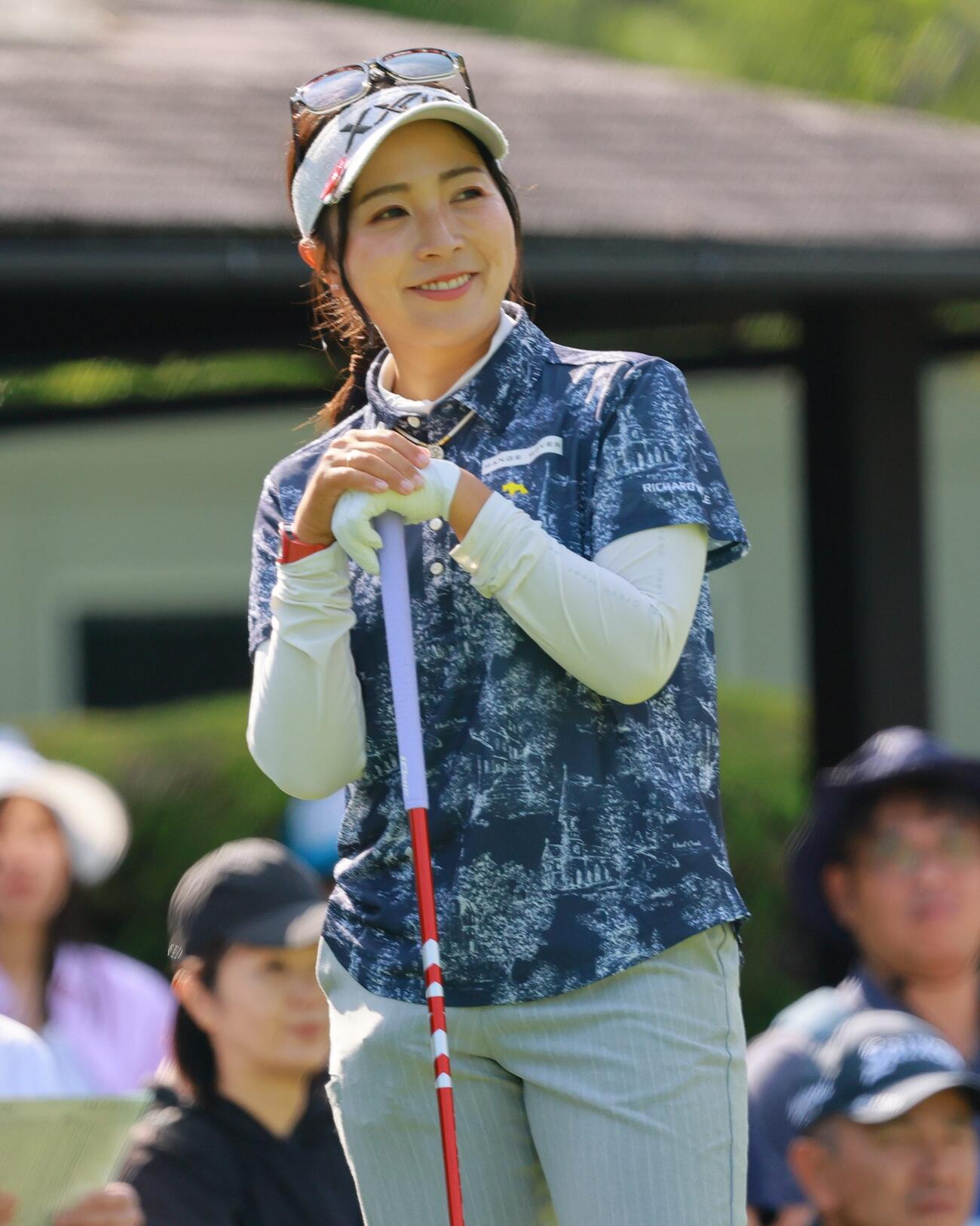 10番、ティーショットを前にリラックスした表情を見せる青木瀬令奈（撮影・上山淳一）
