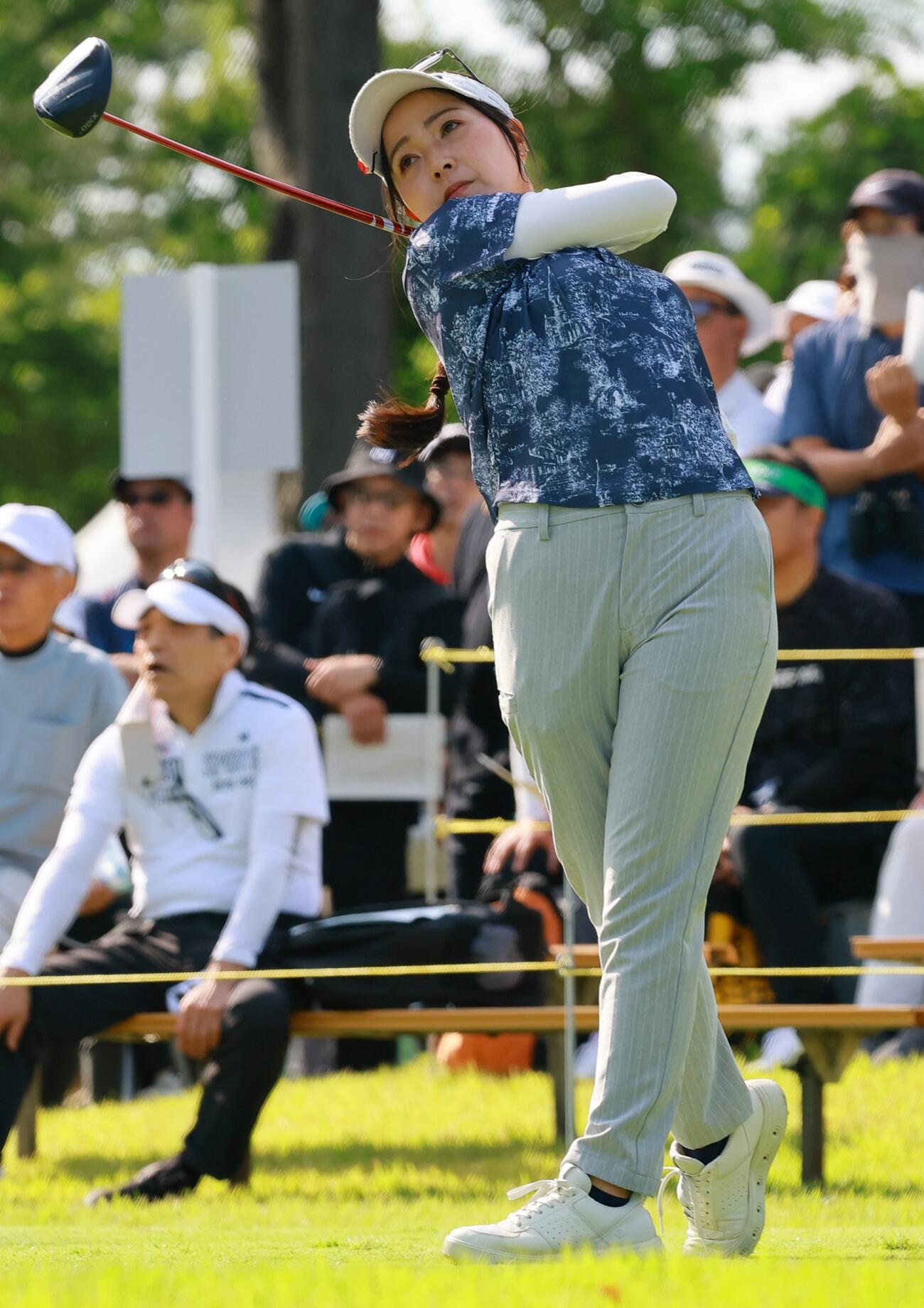 10番、ティーショットを放つ青木瀬令奈（撮影・上山淳一）