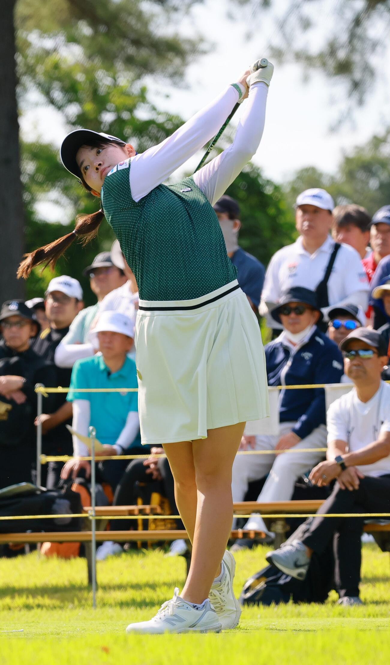 10番、ティーショットを放つ岩永杏奈（撮影・上山淳一）