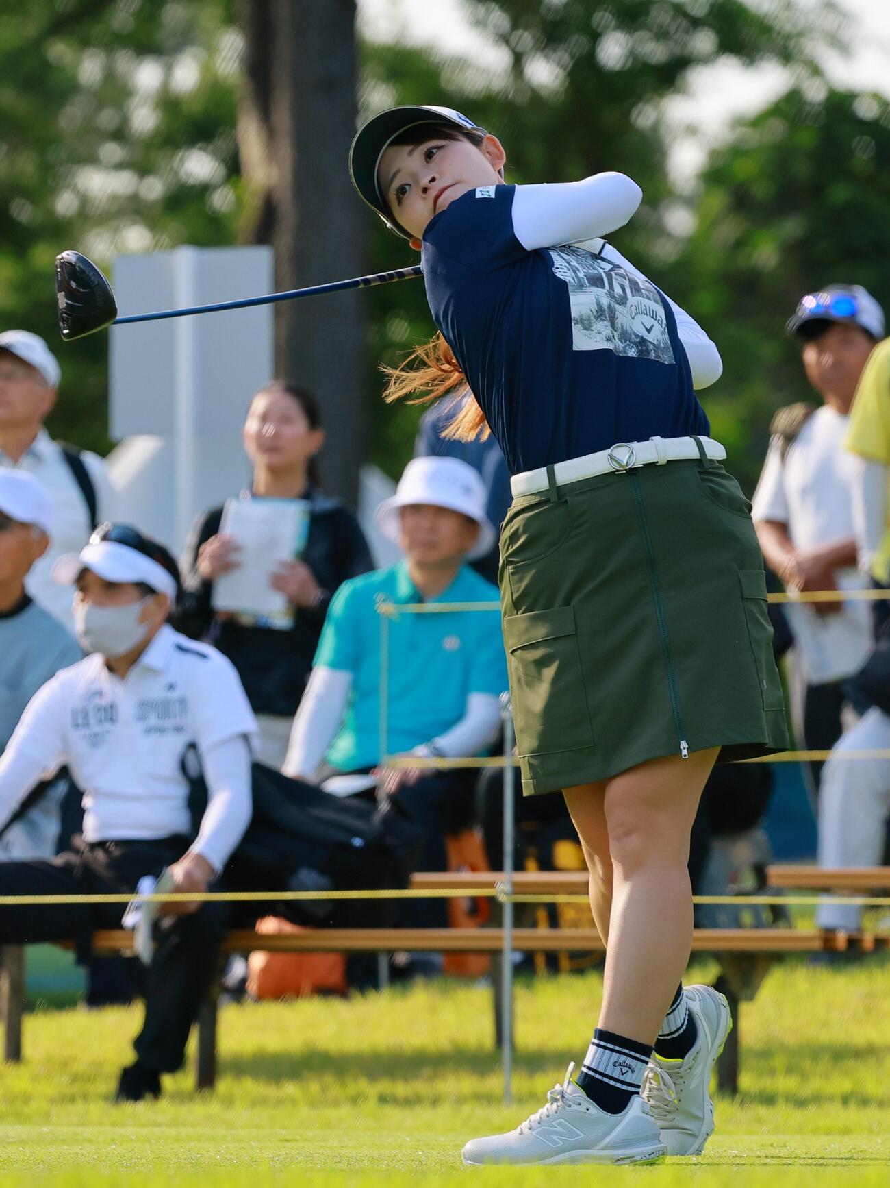 10番、ティーショットを放つ政田夢乃（撮影・上山淳一）