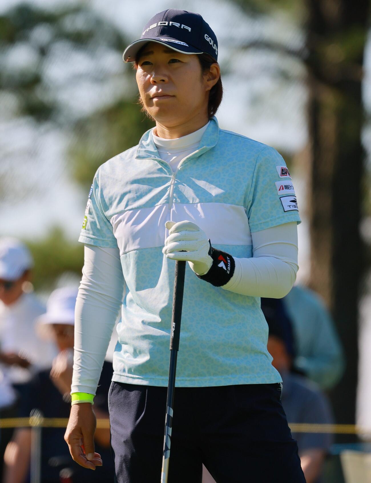 10番、ティーショットを前にコースを確認する穴井詩（撮影・上山淳一）