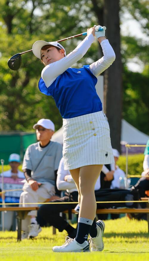 10番、ティーショットを放つ稲垣那奈子（撮影・上山淳一）