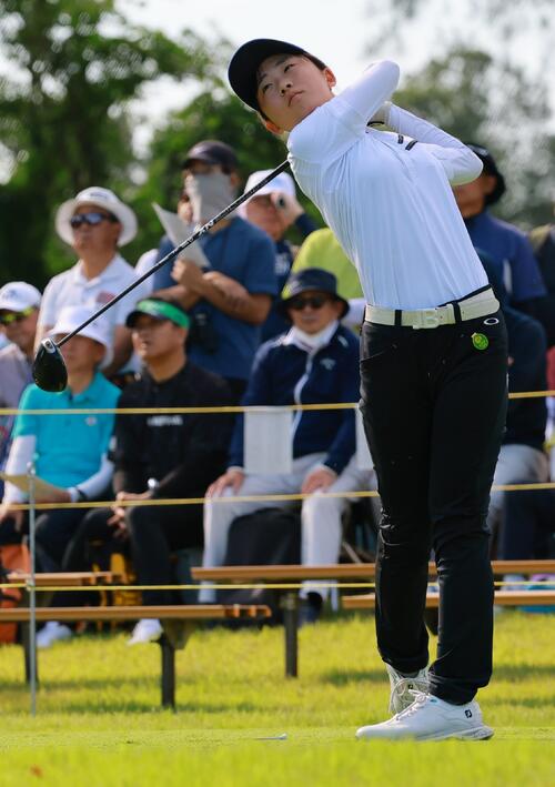 10番、ティーショットを放つ佐々心美（撮影・上山淳一）