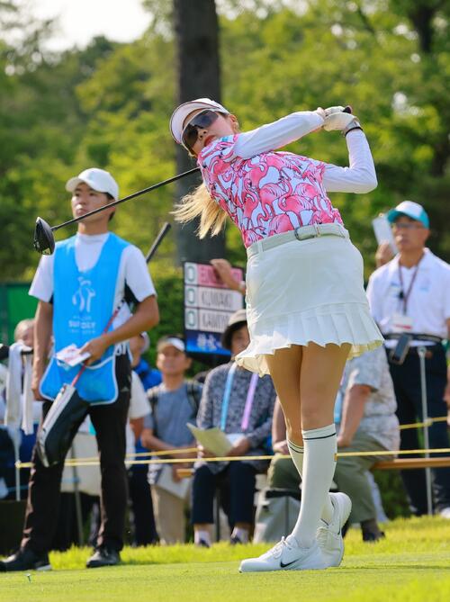 10番、ティーショットを放つ桑木志帆（撮影・上山淳一）