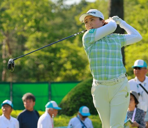 10番、ティーショットを放つ永峰咲希（撮影・上山淳一）