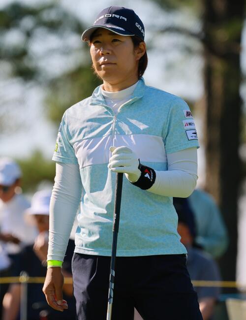 10番、ティーショットを前にコースを確認する穴井詩（撮影・上山淳一）