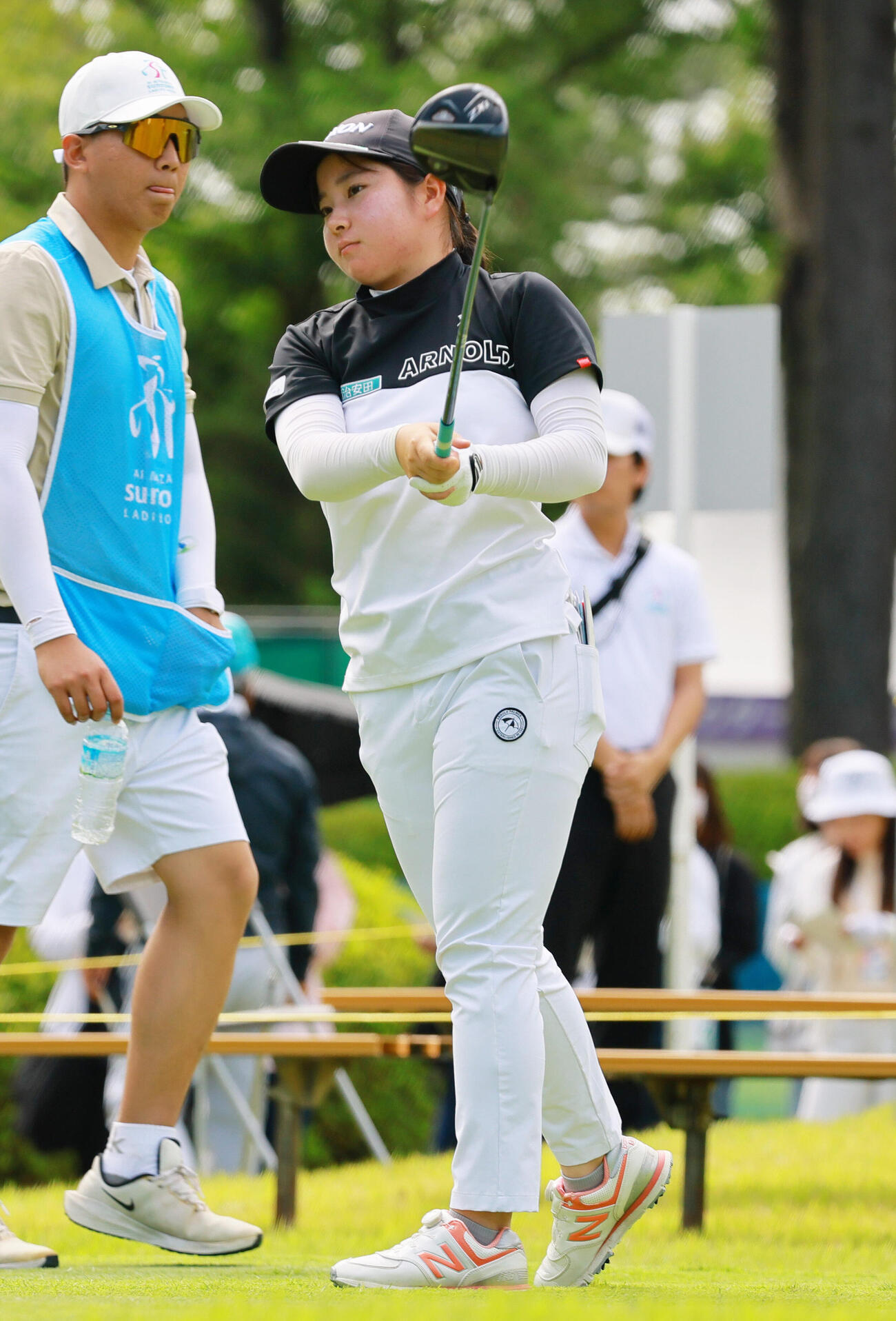 10番、ティーショットを放つ小田裕夕（撮影・上山淳一）