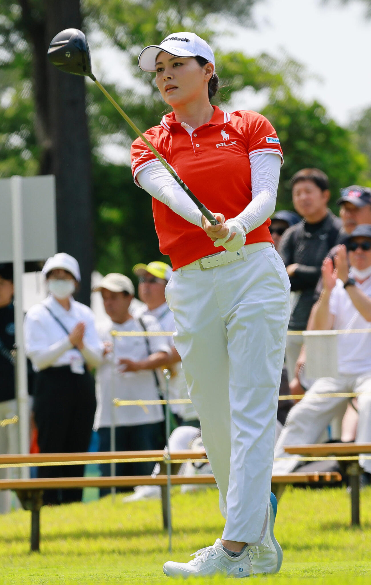 10番、ティーショットを放つ新垣比菜（撮影・上山淳一）