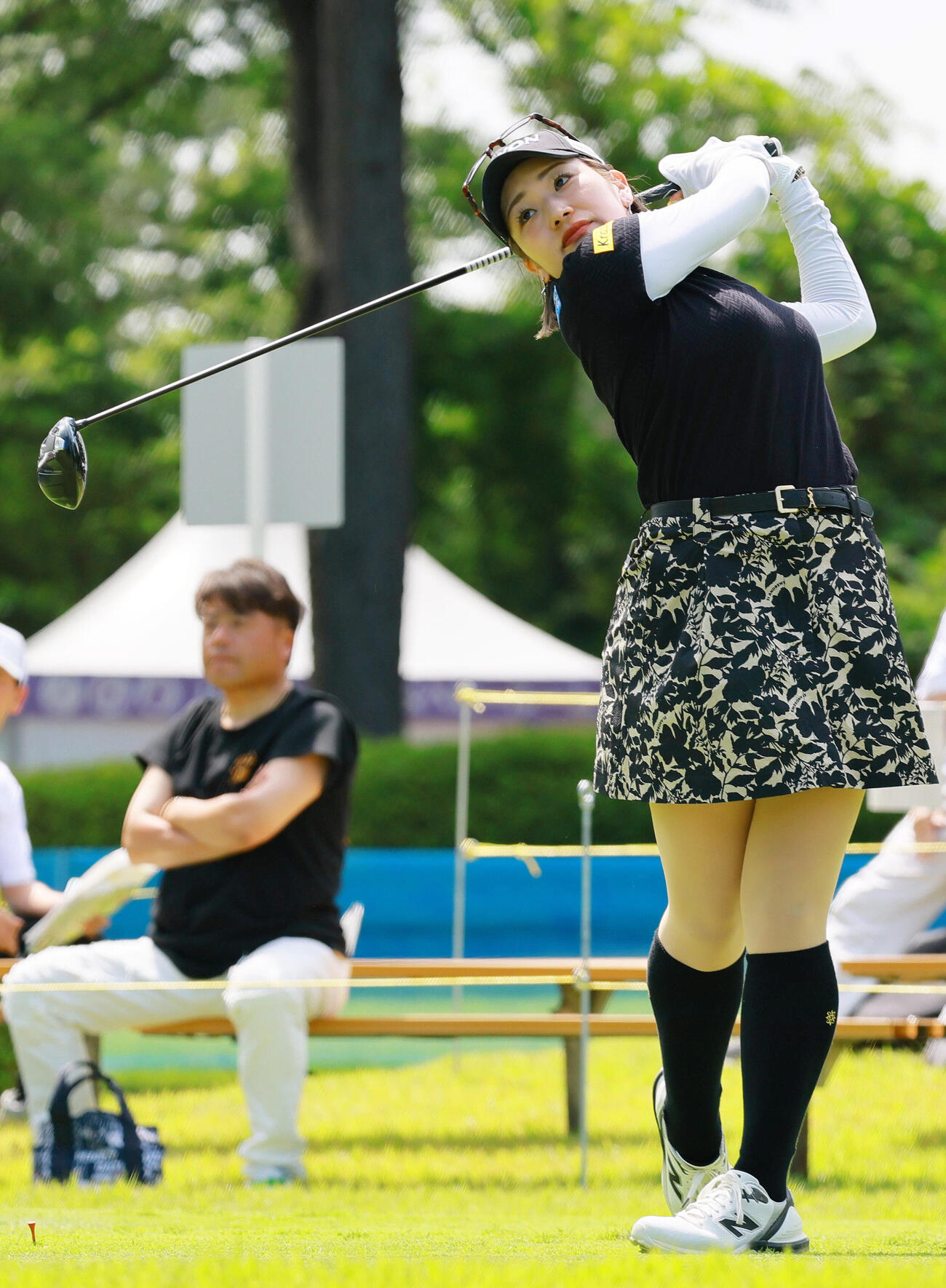 10番、ティーショットを放つ安田彩乃（撮影・上山淳一）