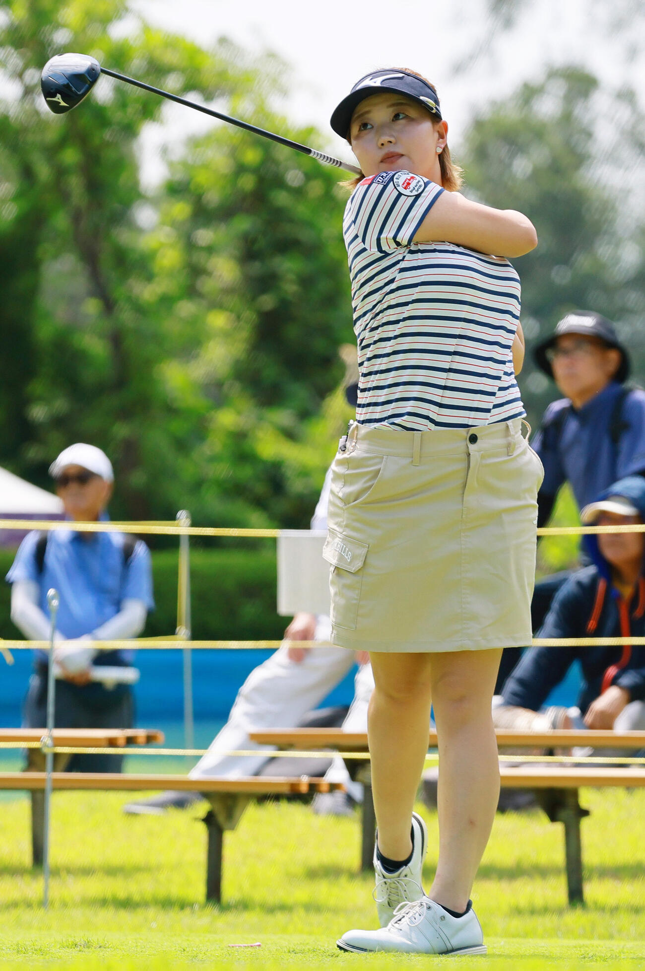10番、ティーショットを放つ奥山純菜（撮影・上山淳一）