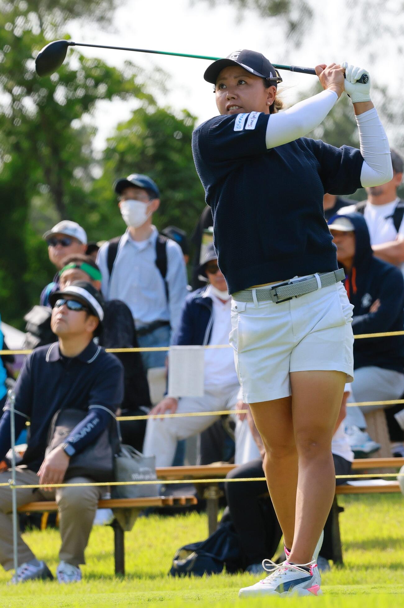 10番、ティーショットを放つ山城奈々（撮影・上山淳一）